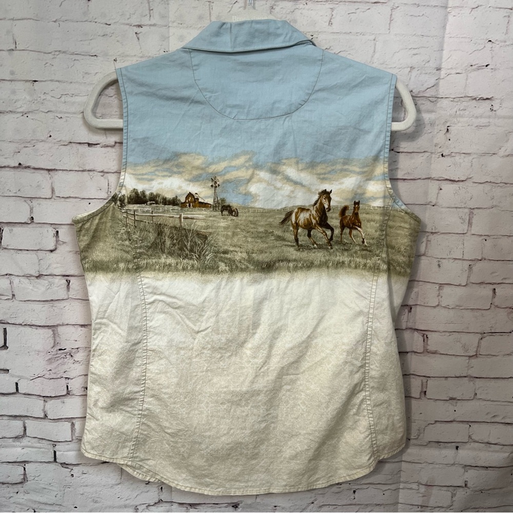 Bit & Bridle Women Size Large Sleeveless Western Button Shirt Horses Barn Scene - Picture 5 of 12